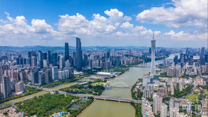 广州市区珠江两岸楼宇林立（央广网记者  官文清  摄）