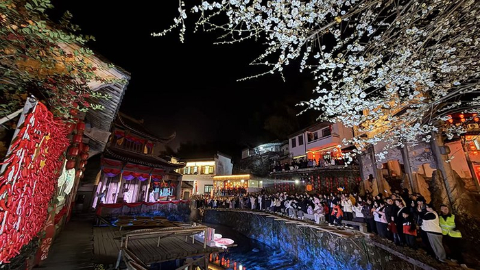 春节假期，特色演出点亮古村“夜宴”。徽州区委宣传部供图