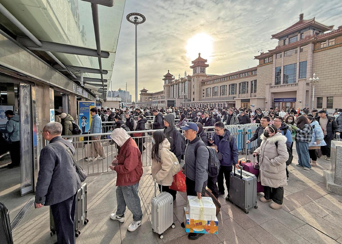 2月23日，北京站，旅客出站后排队乘坐地铁。摄影/新京报记者 王贵彬
