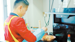 煮小锅米线。供图