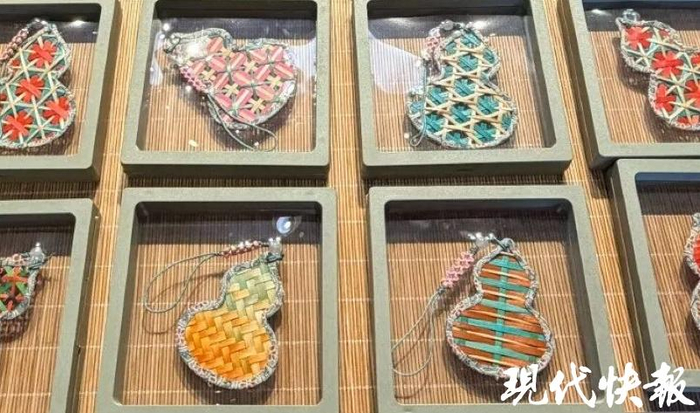 姚梓冉编制的新春主题竹编 葛小林 摄