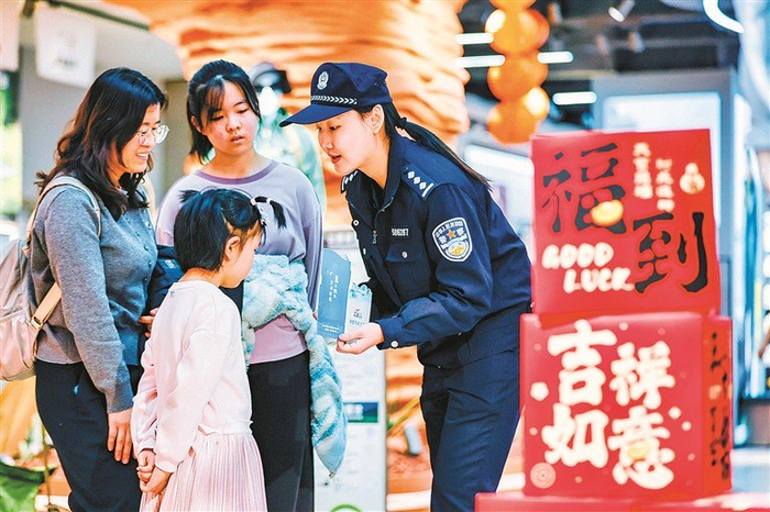 　　春节期间，天津市公安局滨海分局民警在滨海新区万达广场开展反诈宣传活动。 新华社发（杜鹏辉 摄）