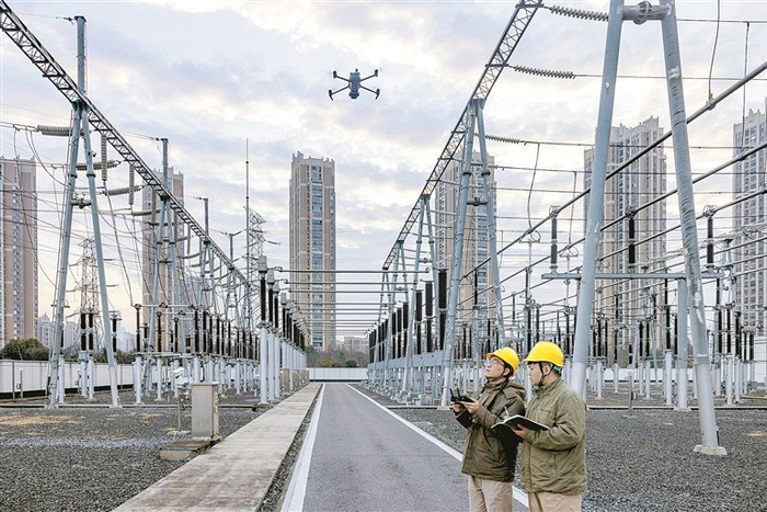2月17日,国网泰州供电公司运维人员在220千伏寺巷变电站利用无人机巡检电力设备。 新华社发(汤德宏 摄)