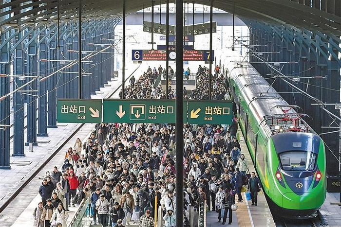     2月23日，旅客在哈尔滨火车站有序出站。    新华社发（原勇 摄）