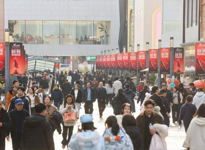 市民正在逛街。宁波天一广场供图