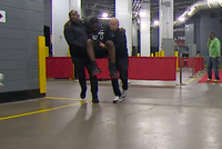 过度伸展？伊森撞开文斯·威廉姆斯 后者腿明显弯了一下被抬出场