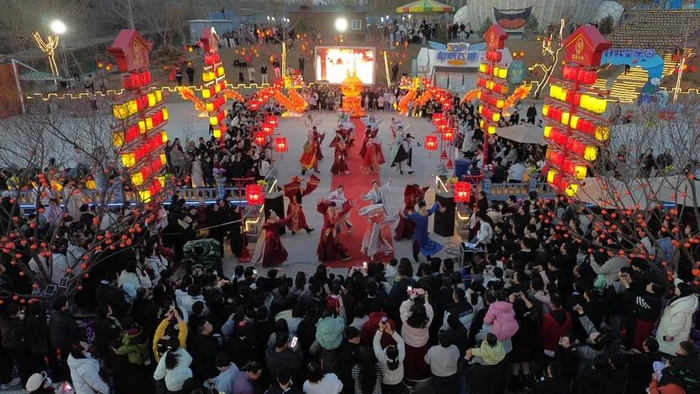 在邢襄小镇，市民游客正在欣赏演艺节目。梁慧丽摄