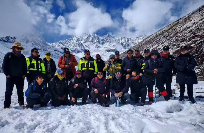 △ 被救女生和救援人员，图源网络