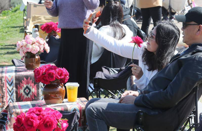 春节假期，市民游人在滇池南岸湖滨听风看海品咖啡，享受明媚春光里的慢生活。