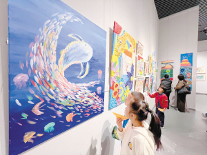 看画展。记者蔡晓磊摄