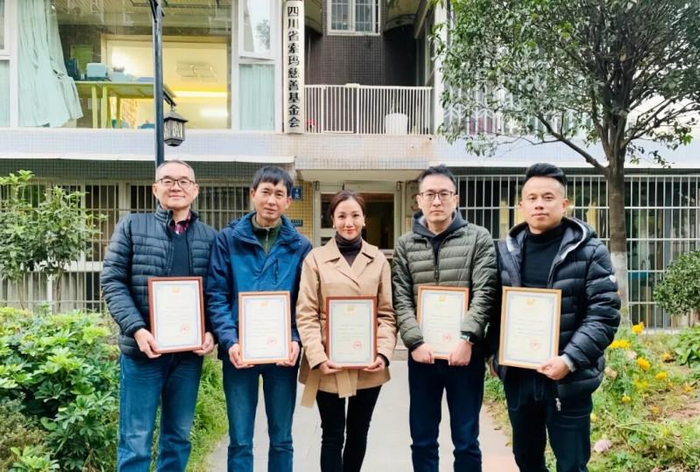 图说：2019年12月基金会五个联合发起人给自己发了一个“公益十年”的纪念牌