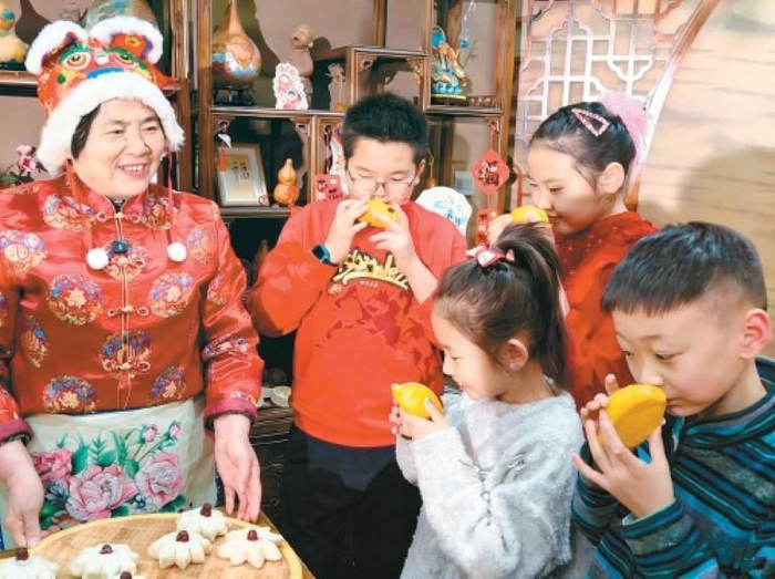 在碑林区文化馆，雁塔路小学的孩子们感受非遗花馍的魅力。