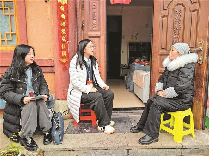 黔西南州晴隆县纪检监察干部到辖区三宝街道干塘社区了解惠民惠农政策落实情况。 龙昌琳 摄