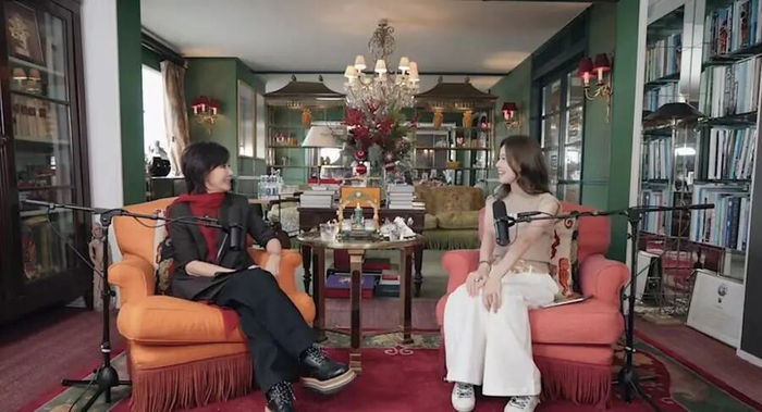 章泽天的《小天章》首期邀请刘嘉玲对谈，流量效应明显。（图片源自网络）