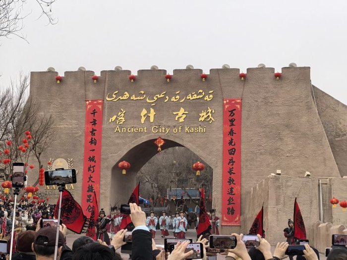 2月17日，游客在观看喀什古城开城仪式。新华社记者 蔡国栋 摄