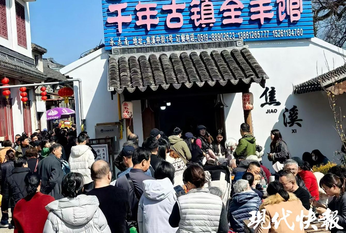 瑞云楼前挤满了等待吃羊汤的游客
