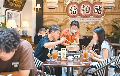 游客在海南省文昌市铺前镇一家糟粕醋餐饮店品尝糟粕醋火锅。新华社记者 郭程 摄