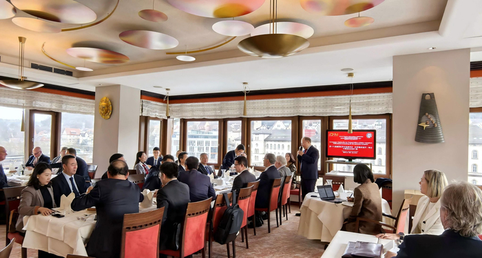 2月3日杨明副主席主持第十六届世界隐形冠军峰会中国代表团的欢迎会(组委会供图)