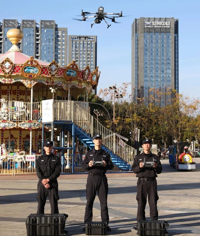 市县两级警航队利用无人机进行巡查。