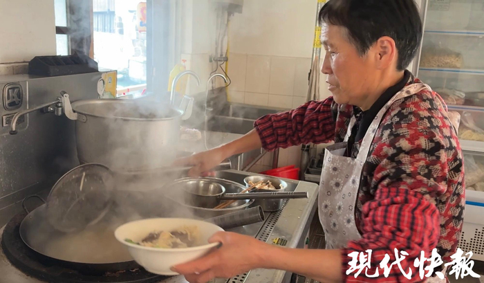 瑞云楼师傅忙着烧制羊汤 葛小林 摄