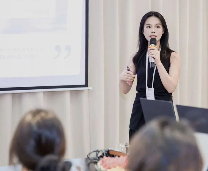 泛财经播客《市丽眼》主理人俞老师和倩倩把播客作为长期主义的爱好。（图片来源：受访者 供图）