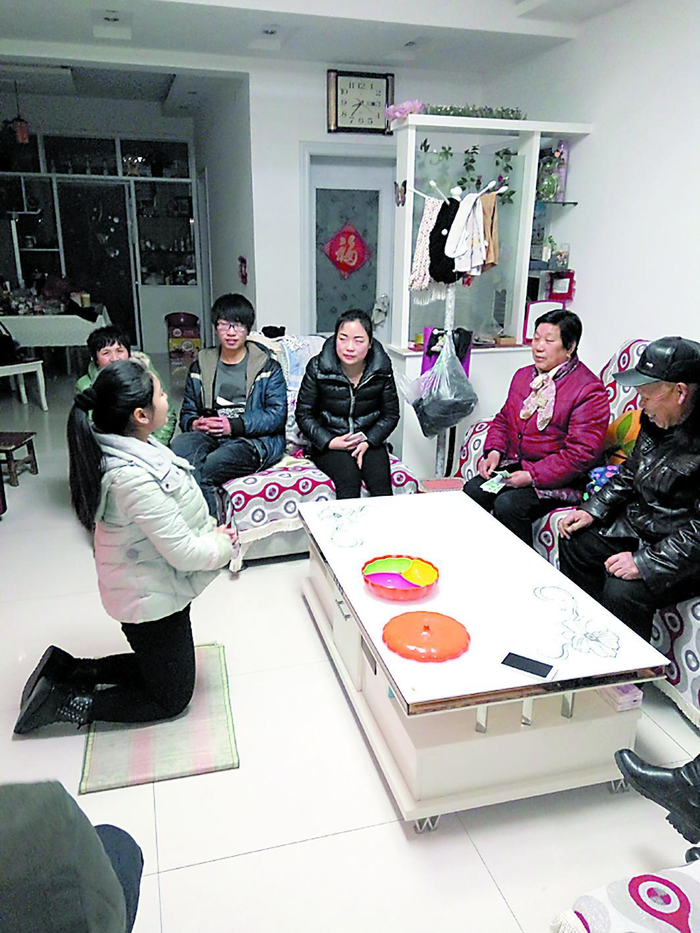     给长辈磕头拜年领红包  资料图片