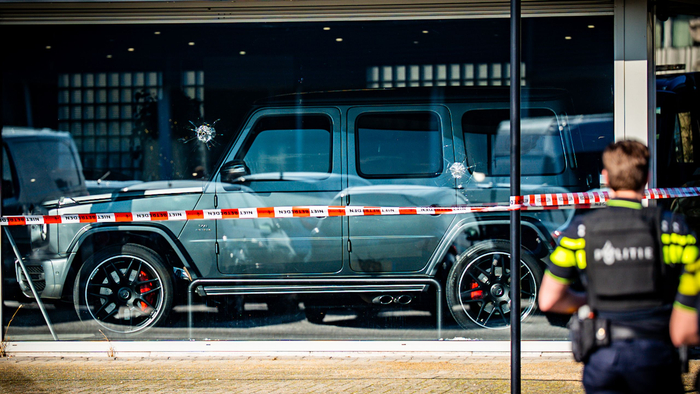 △当地时间25日，荷兰阿纳姆一汽车经销店发生枪击事件（来源：荷兰广播联盟）