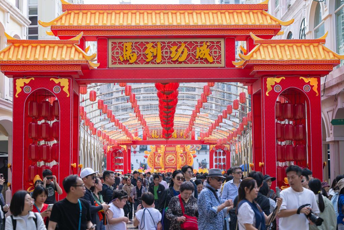 2月20日，游客在澳门议事亭前地游览。新华社发（张金加 摄）