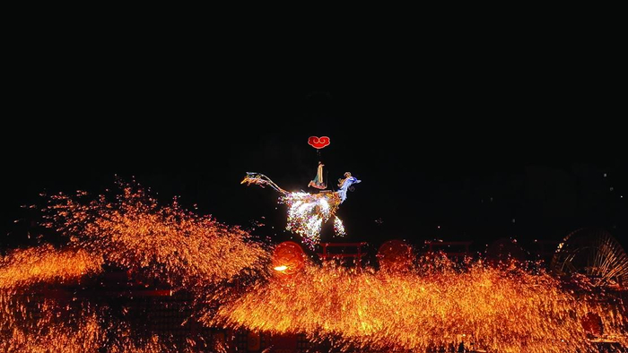 　　图为河北唐山河头老街凤凰飞天表演。