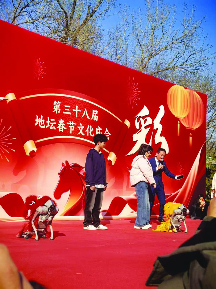 　　图为地坛庙会机器人与游客互动。
