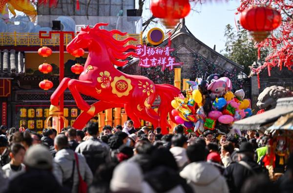 2月22日，游客在杨柳青古镇游玩。新华社记者 赵子硕 摄