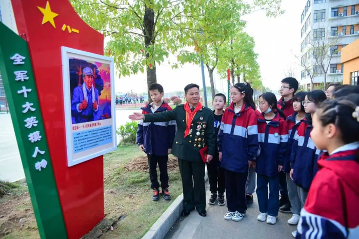 湖北省黄冈市退役军人事务局组织老兵宣讲团走进校园宣讲红色故事。郭峰 摄