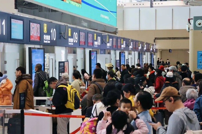 春节假期海南机场旅客排队。受访者供图