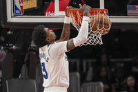 攻防兼备！麦克丹尼尔斯半场7中5得到13分 同时送出5次盖帽！