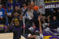 太积极！詹姆斯从三分线开始狂追奋力回防钉板大帽布莱克