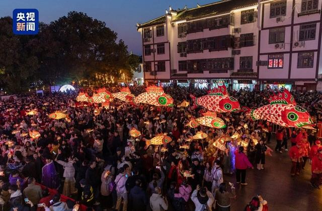 农历大年初一，游客沉浸式体验鱼灯游园活动 图片来源：央视新闻