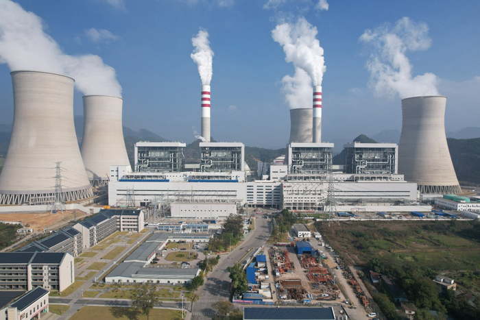 图为清远电厂全景。