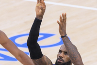 詹姆斯：最后一攻我们执行到位了 没得到自己想要的出手 绝杀没进