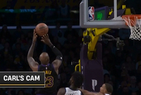 没忍住！艾萨克被詹姆斯压哨造成犯规 自己也笑了