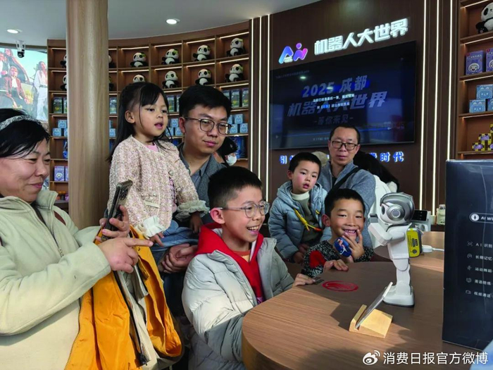 图为游客正在观看AI悟空智能机器人跳“海草舞”。