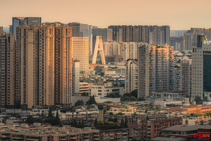 ▲傍晚时分的金色成都 摄影：伏若辰