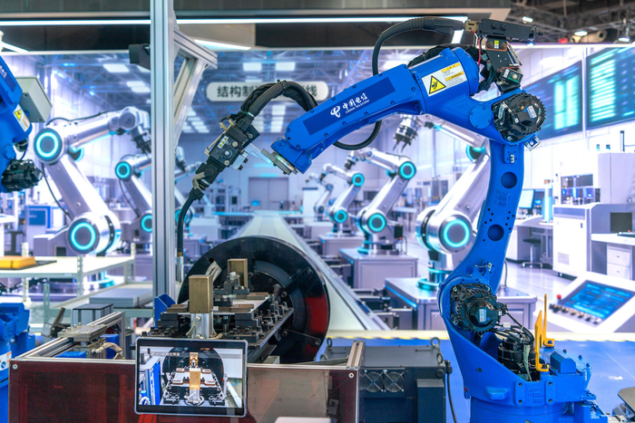 ▲2025年12月，广东广州，2025数智科技生态大会上展示的智能焊接机器人