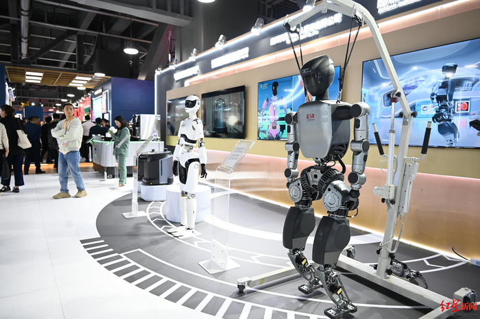 ▲第八届进博会四川馆，四川具身科技展示的机器人&nbsp;（资料图）