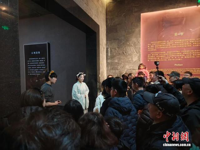 2月18日，观众在洛阳博物馆参加“博物馆之夜”活动。河南省文物局 供图