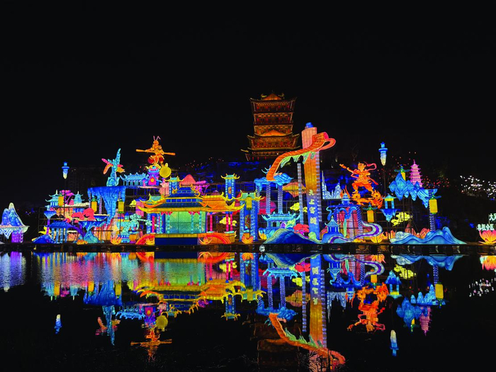 　　图为重庆大足石刻新春灯会“天上宫阙”灯组。