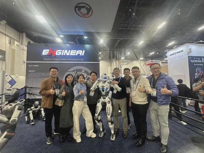 图注：吴军（右四）和硅谷高创会创始人雷虹（左三）等在CES2026．