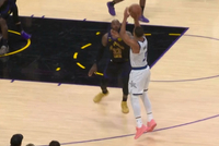 贝恩在詹姆斯头上投进45°关键三分 回头对后者喊：颜射你 勒布朗