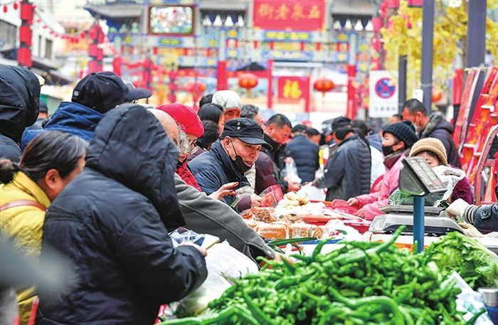     五泉早市，市民购买新鲜蔬菜。裴强
