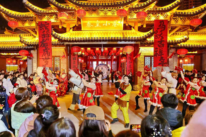 秦皇岛：新春佳节游客穿梭街巷逛集市