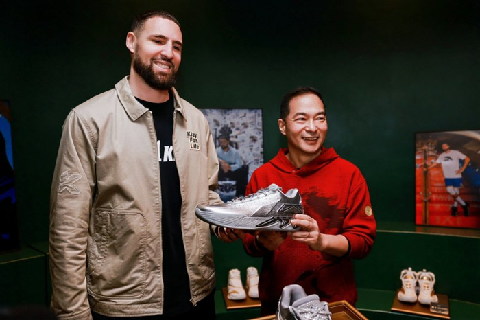 克莱·汤普森与安踏KT11球鞋